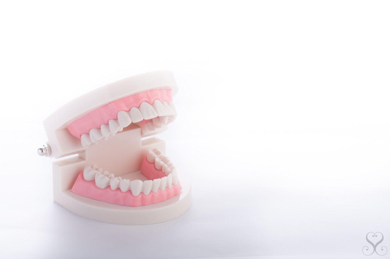 噛むと歯が痛いのは噛み合わせの問題？痛みの原因と対処法を解説
