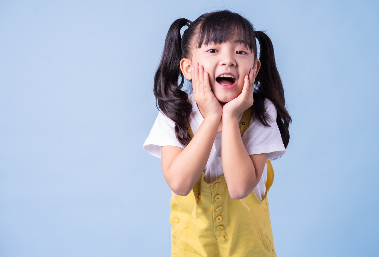 子どもの歯並びは自然に治る？歯並びを決める要因と矯正を検討すべきケース